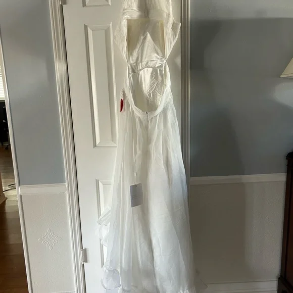 Elegant White Halter Dress - Picture 3 of 4